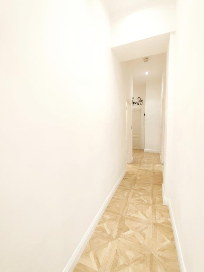 Versailles Nottingham Luaran gambar