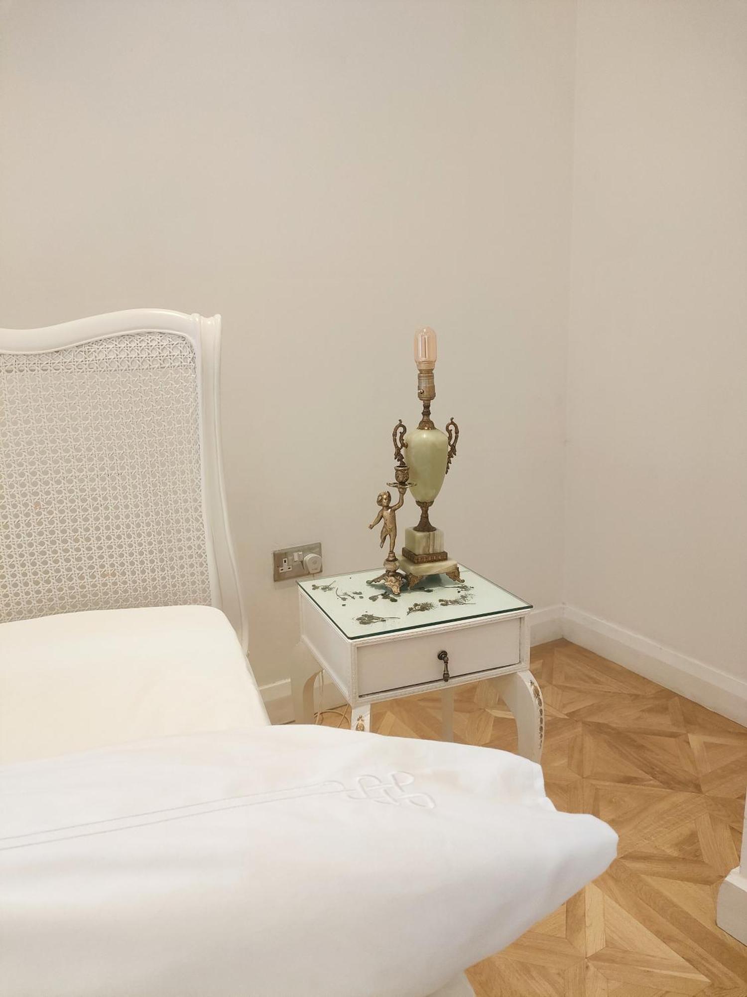 Versailles Nottingham Luaran gambar
