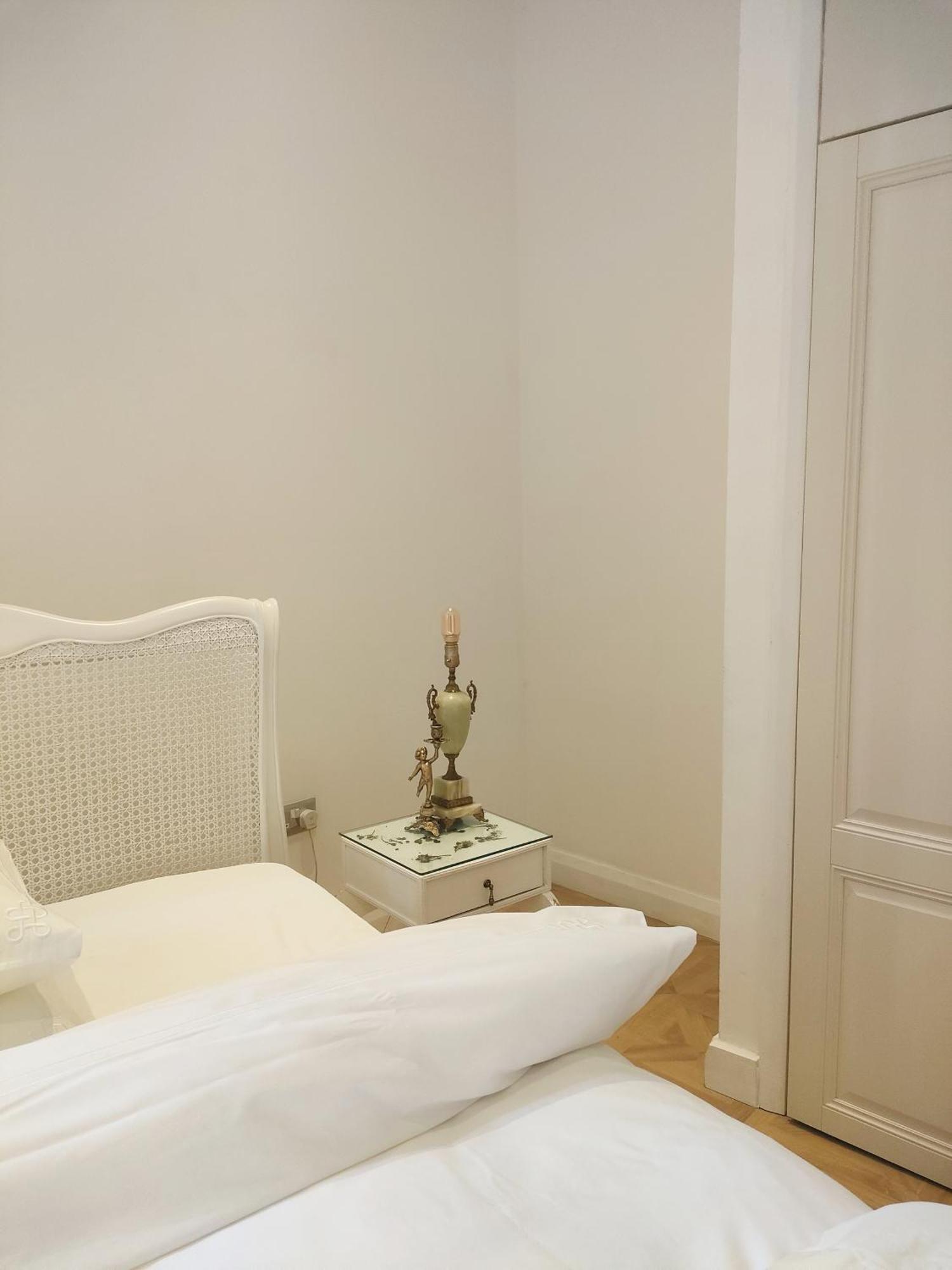 Versailles Nottingham Luaran gambar