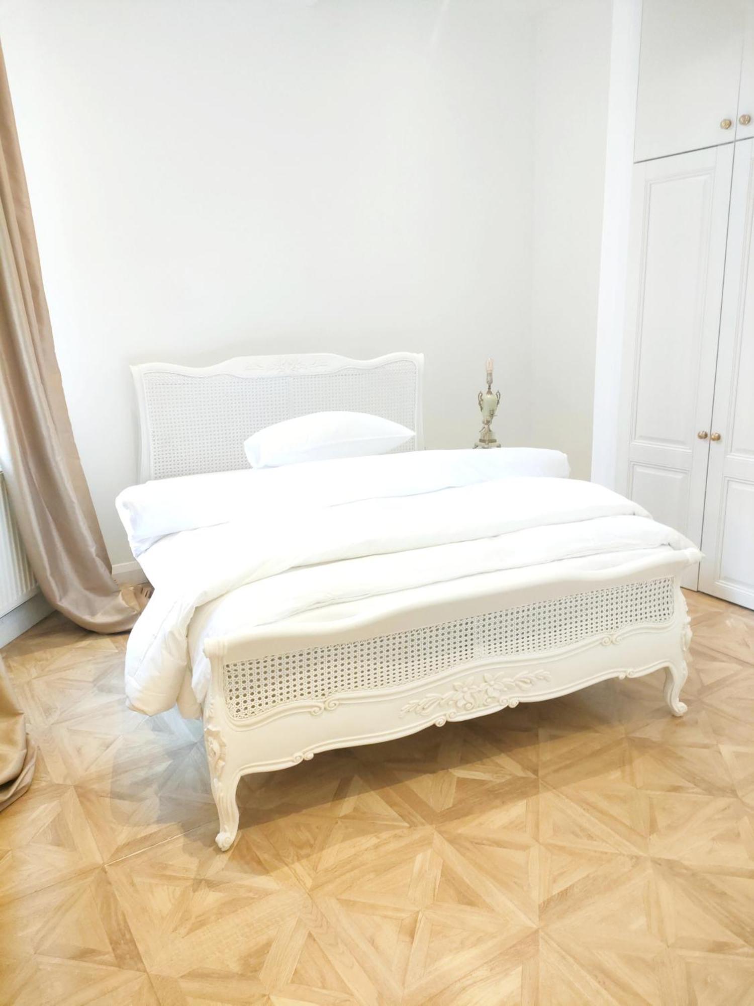 Versailles Nottingham Luaran gambar