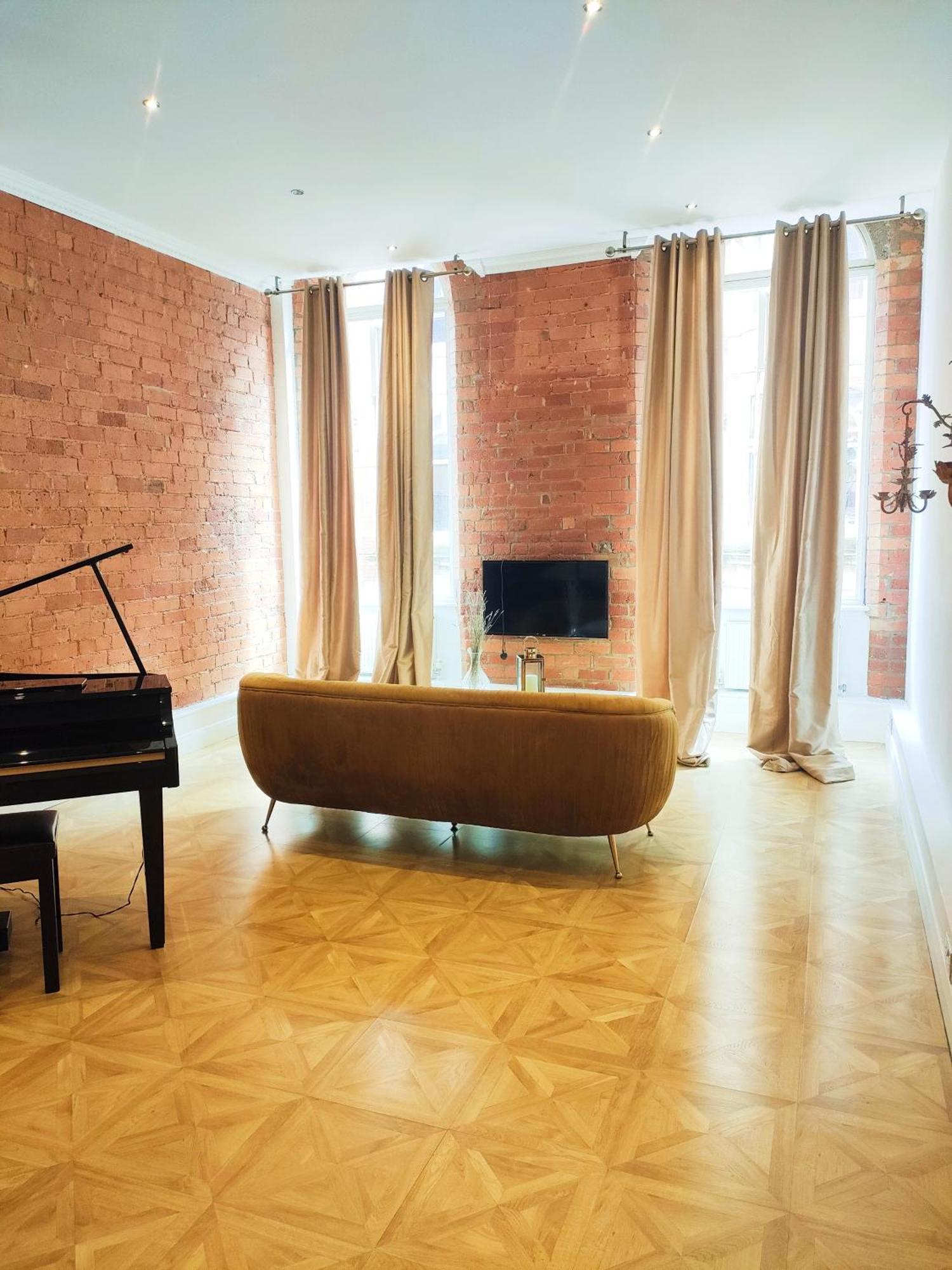 Versailles Nottingham Luaran gambar