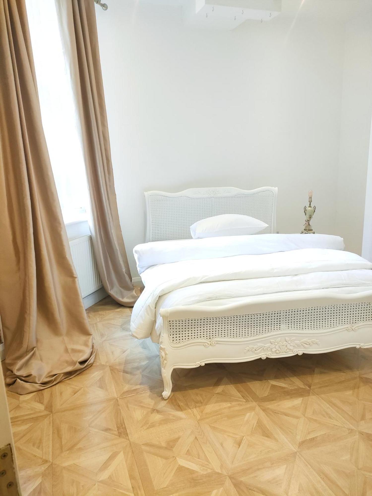 Versailles Nottingham Luaran gambar